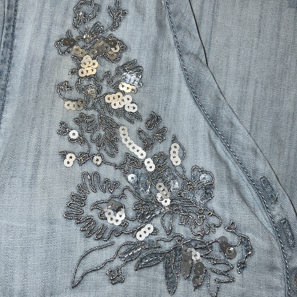 Women’s Chico’s size 0 sparkly embellished denim chambray blouse Small - Picture 6 of 7